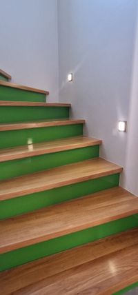 1/2 gewendelte Betontreppe mit Holzauflagen und Setzstufen aus Glas